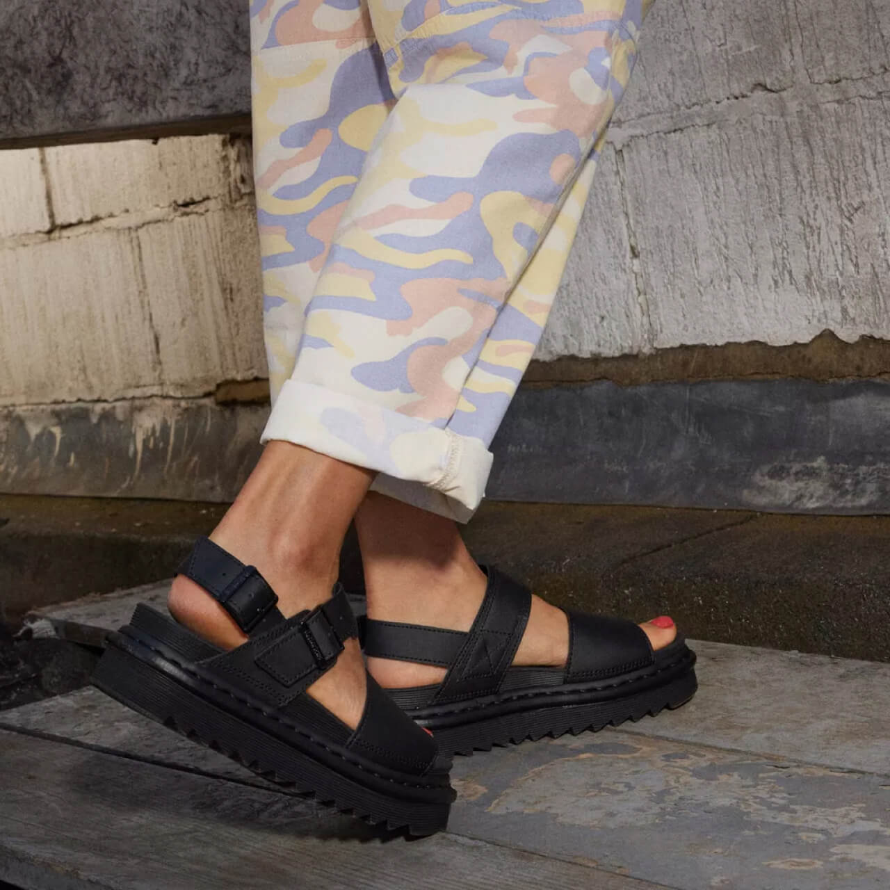 Sandale negre Dr. Martens Voss de damă