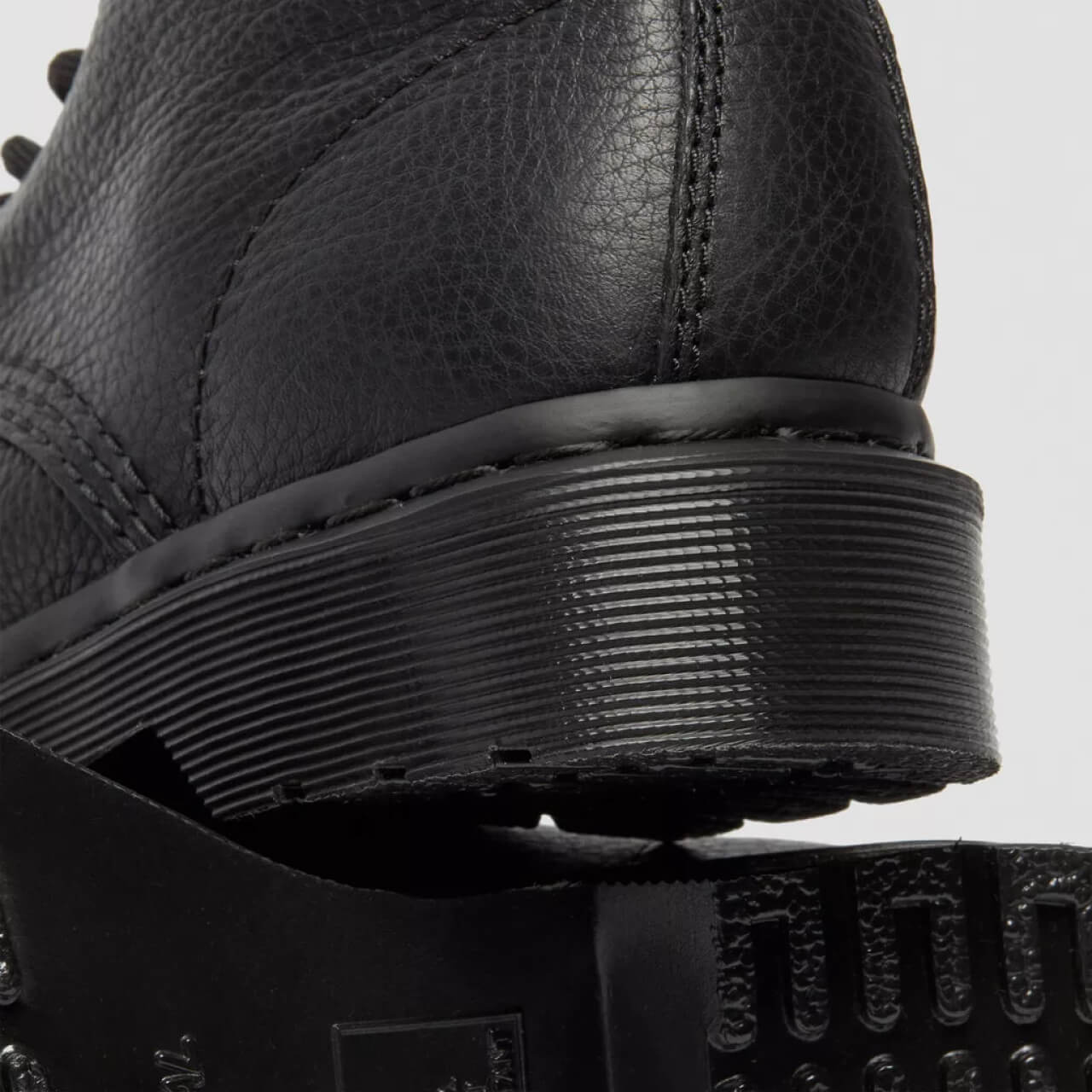 Ghete negre Dr. Martens 1460 Pascal Mono de damă