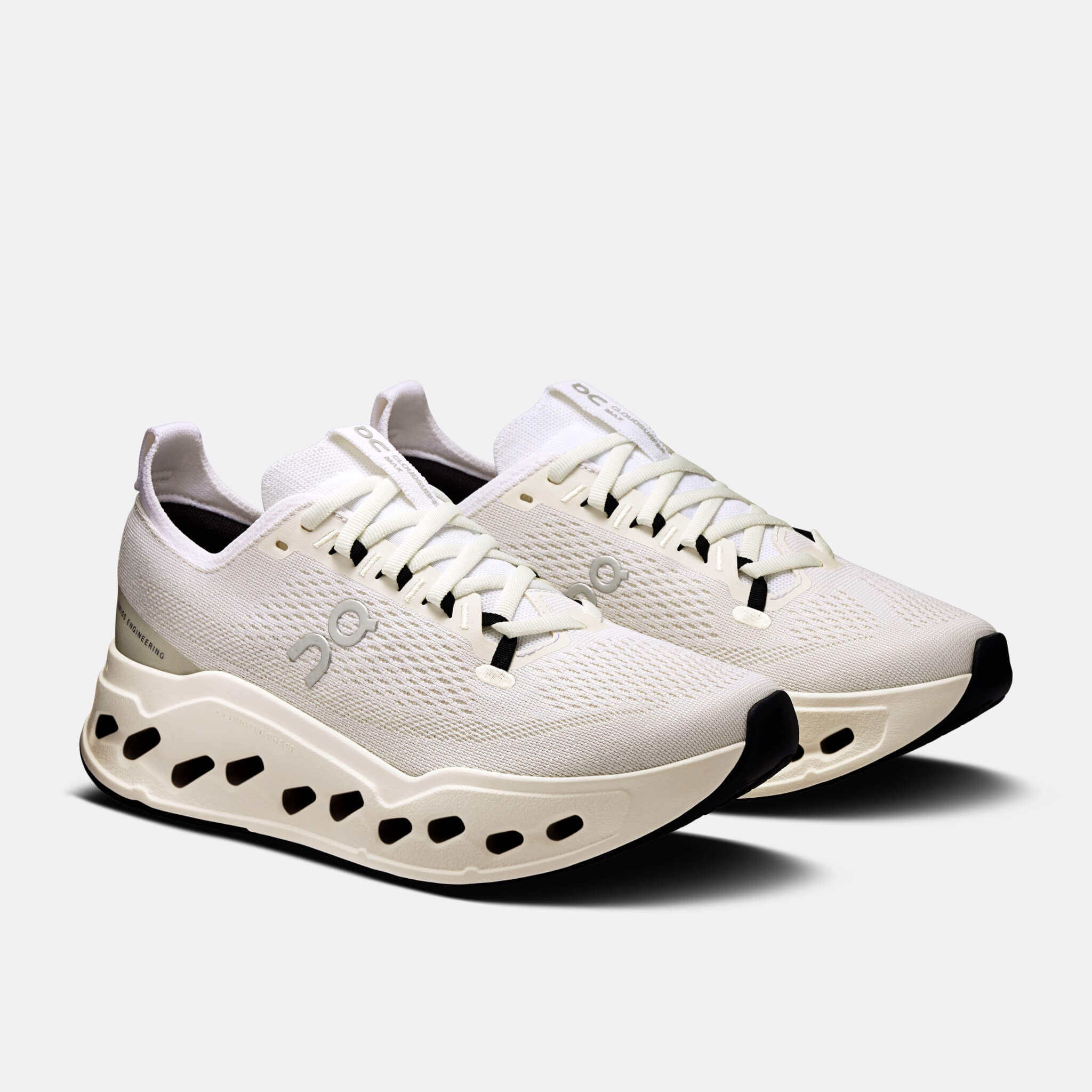 Pantofi de alergare albi On Cloudsurfer Max de damă