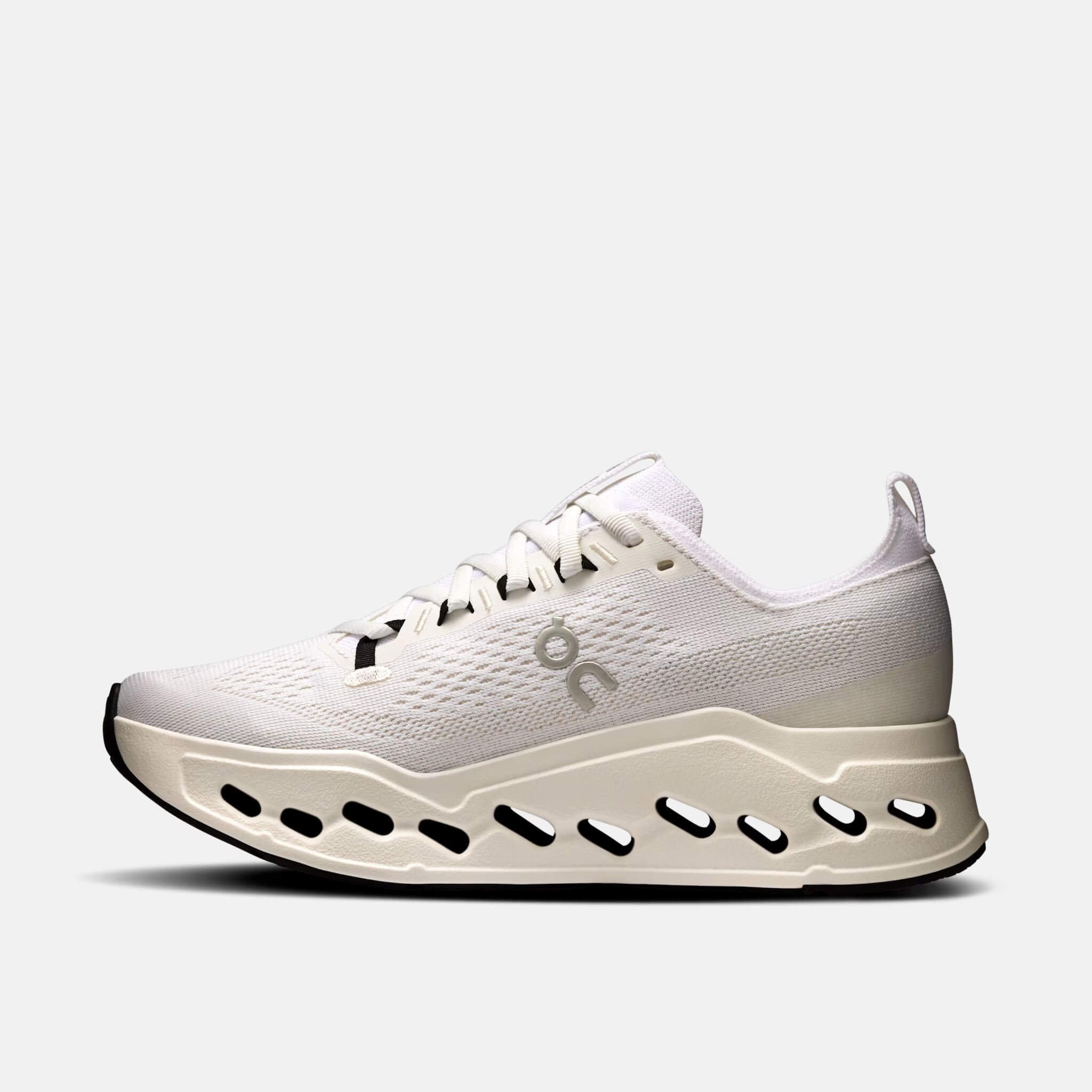 Pantofi de alergare albi On Cloudsurfer Max de damă