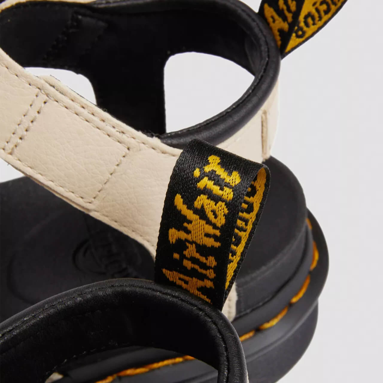Sandale bej Dr. Martens Blaire de damă