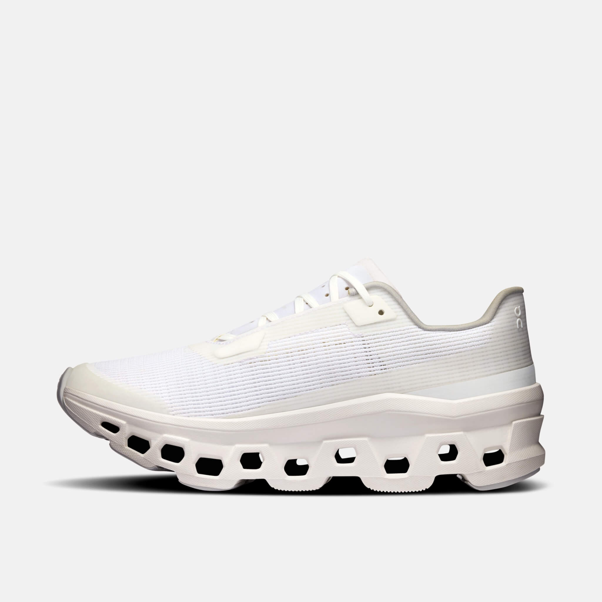 Pantofi de alergare albi On Cloudmonster Void de damă