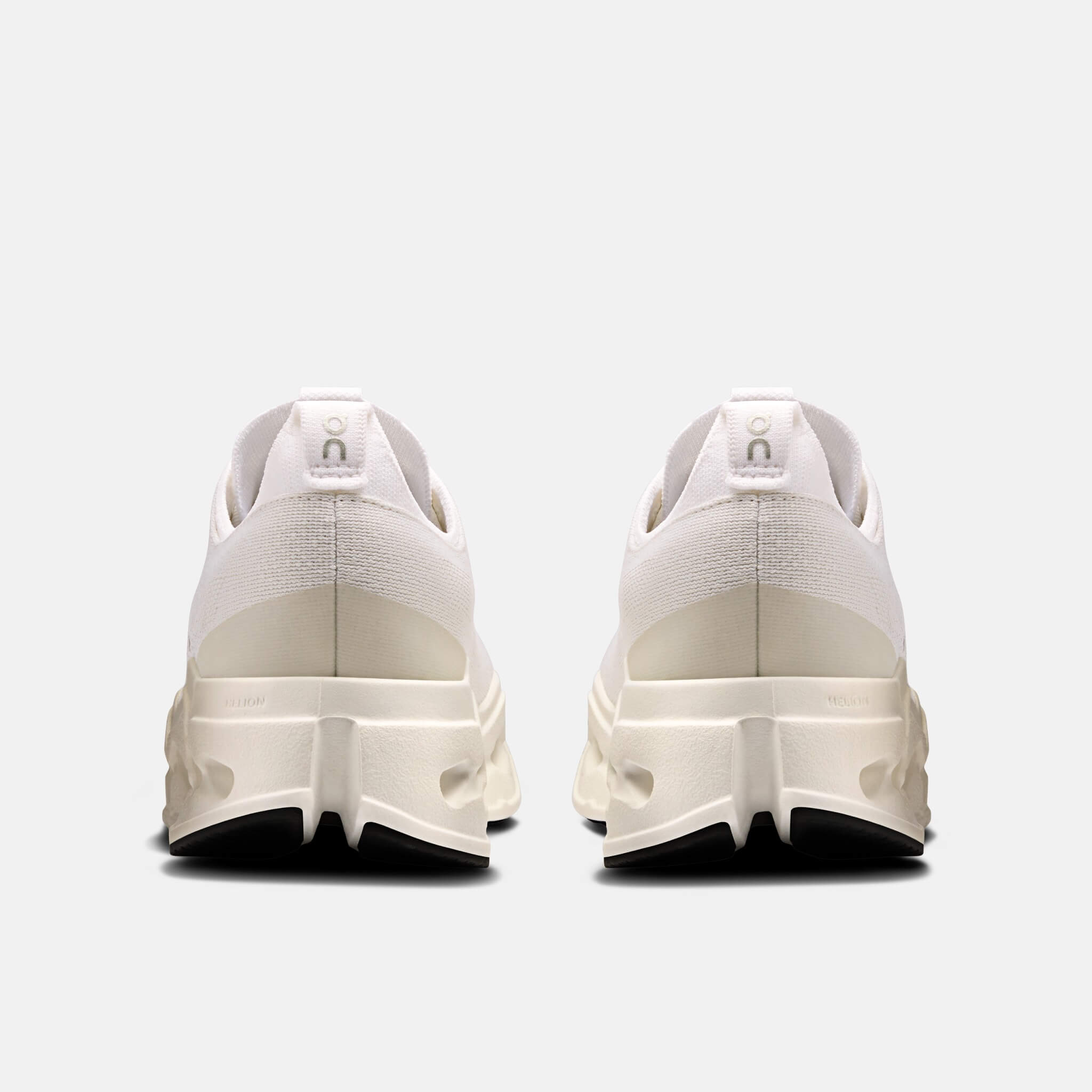 Pantofi de alergare albi On Cloudsurfer Max de damă